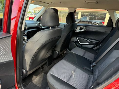 Used 2023 Kia Soul LX w/ LX Technology Package FWD image 13
