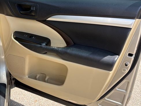 Used 2015 Toyota Highlander Plus FWD image 17