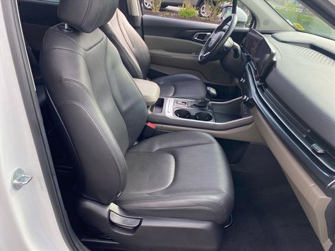 Certified 2025 Kia Carnival FWD image 27