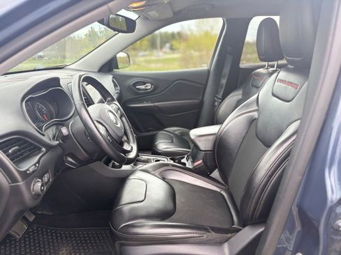 Used 2019 Jeep Cherokee Trailhawk w/ Cold Weather Group AWD/4WD image 9