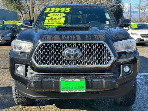 Used 2019 Toyota Tacoma TRD Sport image 2