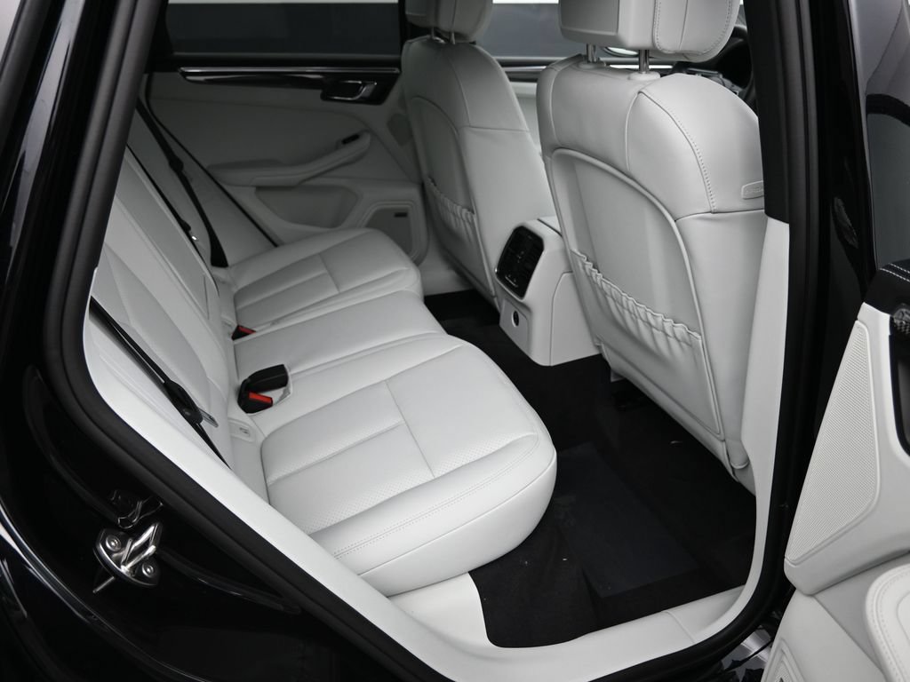 Certified 2026 Porsche Macan AWD/4WD image 16