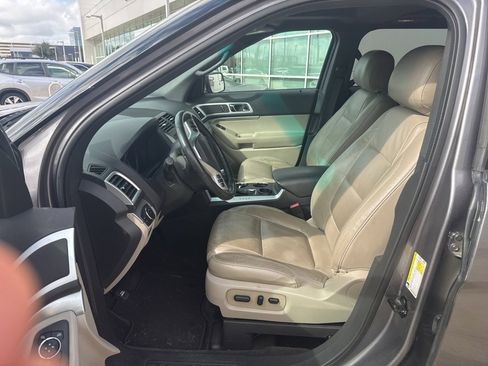 Used 2013 Ford Explorer XLT image 2