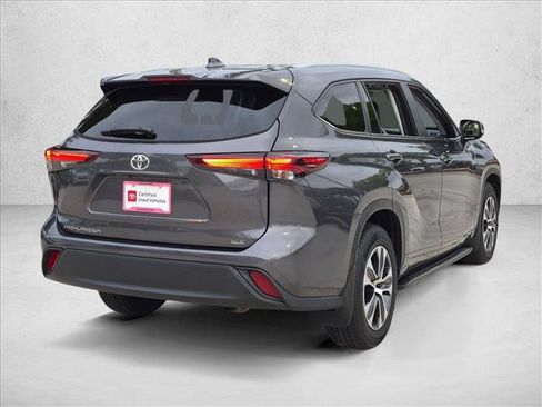 Used 2024 Toyota Highlander XLE FWD image 5