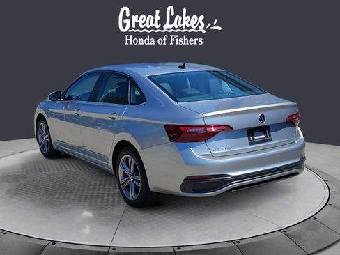 Used 2024 Volkswagen Jetta SE FWD image 3