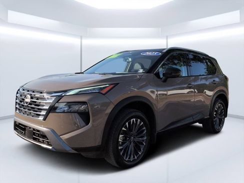 Used 2025 Nissan Rogue SL w/ Tech Package FWD image 7