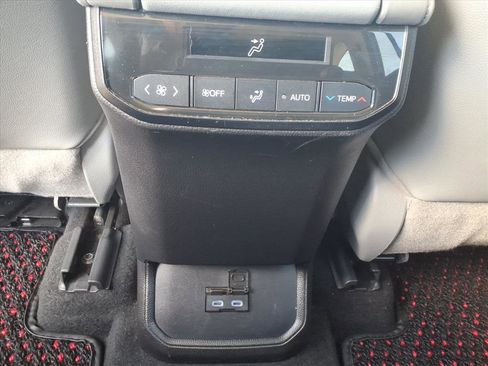 Used 2022 Toyota Highlander XLE image 29