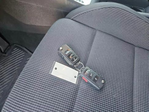 Used 2011 Volkswagen Golf 4-Door image 24