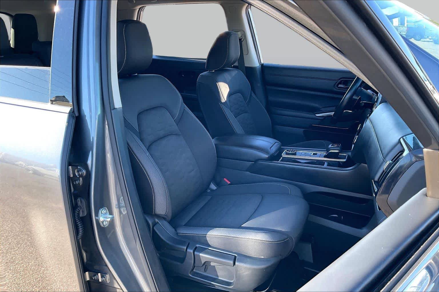 Used 2025 Nissan Pathfinder SV AWD/4WD image 9