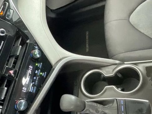Used 2022 Toyota Camry LE w/ Carpet Mat Package (TMS) FWD image 19