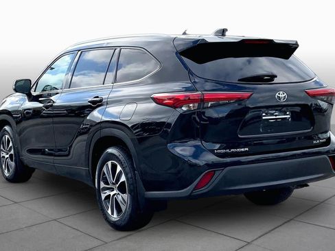 Used 2020 Toyota Highlander XLE AWD/4WD image 12