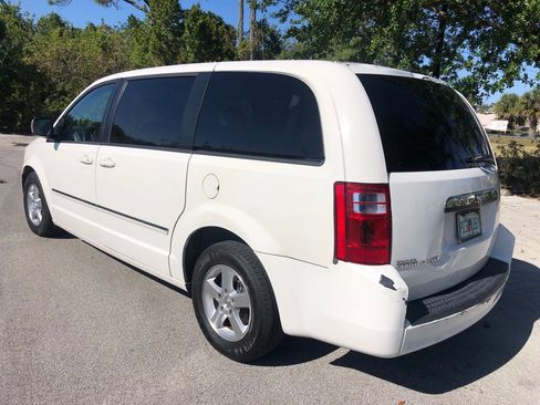 Used 2008 Dodge Grand Caravan SXT image 2