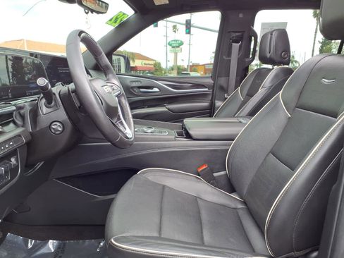 Used 2022 Cadillac Escalade ESV Sport AWD/4WD image 17