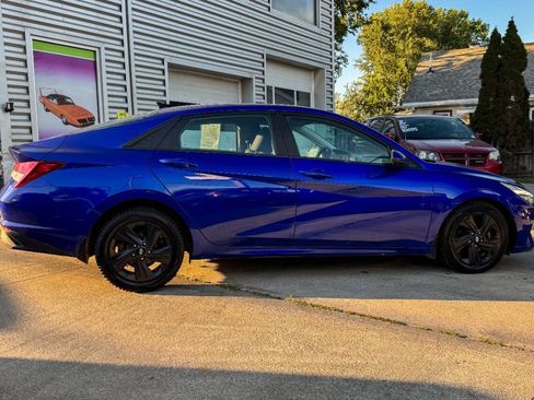 Used 2022 Hyundai Elantra SEL w/ Convenience Package FWD image 2