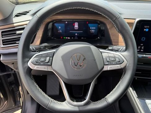 Used 2025 Volkswagen Atlas SE FWD image 12