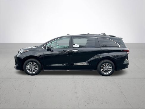 New 2026 Toyota Sienna XLE image 11