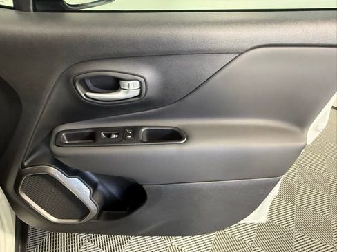 Used 2023 Jeep Renegade Latitude image 46