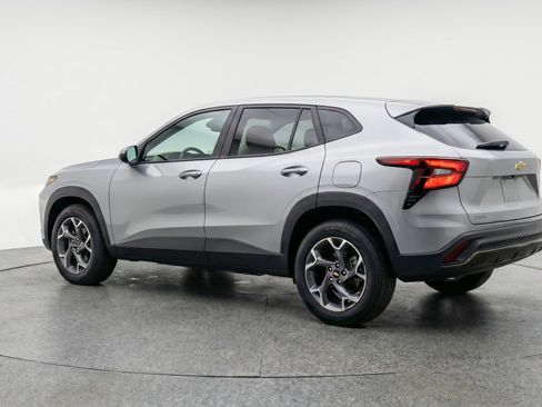 Used 2025 Chevrolet Trax LT w/ LT Convenience Package FWD image 6