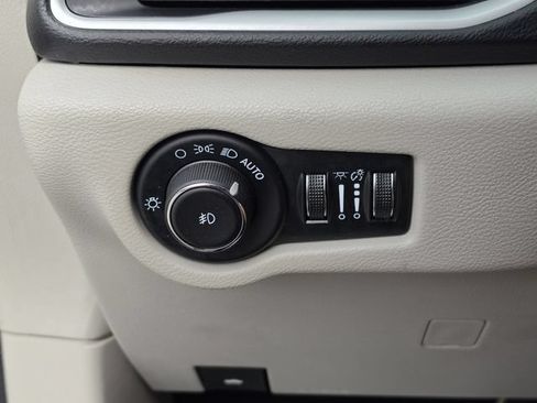 Used 2024 Chrysler Pacifica Touring-L FWD image 31
