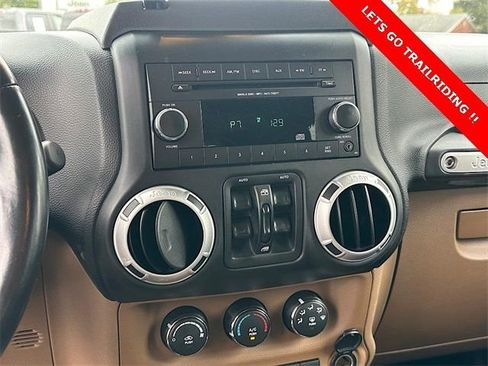Used 2014 Jeep Wrangler Unlimited Sahara image 27