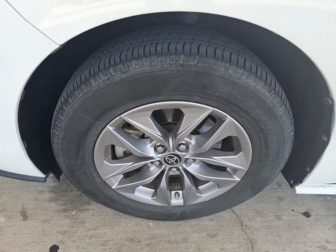 Used 2022 Toyota Sienna LE FWD image 2