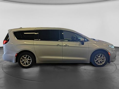 Used 2023 Chrysler Pacifica Touring-L FWD image 11
