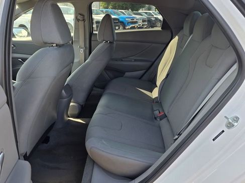 Used 2021 Hyundai Elantra SE FWD image 16