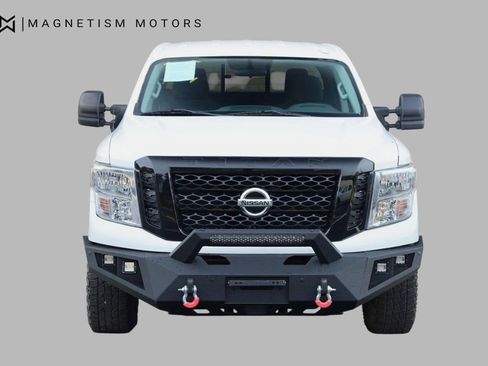 Used 2018 Nissan Titan SV image 5