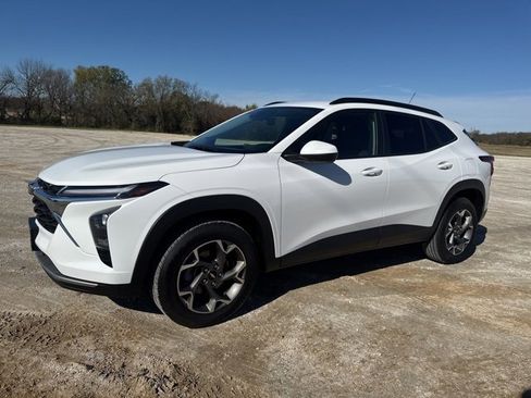 Used 2024 Chevrolet Trax LT image 1