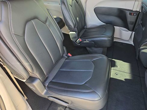 Certified 2024 Chrysler Pacifica Touring-L image 17