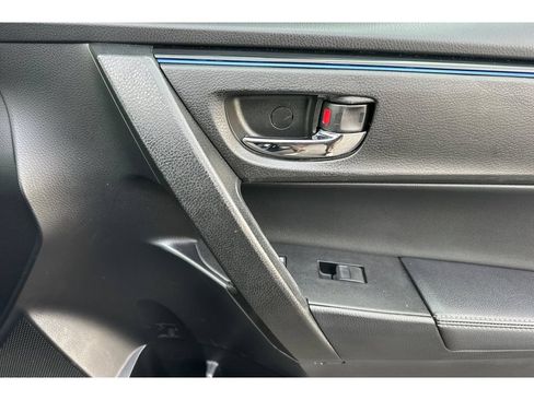 Used 2017 Toyota Corolla SE w/ SE Premium Package FWD image 18