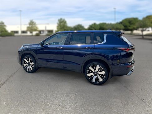 New 2025 Mitsubishi Outlander SE image 5