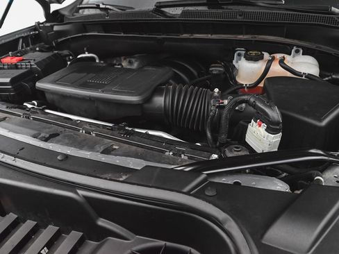 Used 2025 Chevrolet Suburban Z71 AWD/4WD image 23