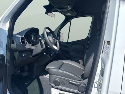 Used 2025 Mercedes-Benz Sprinter 2500 image 9