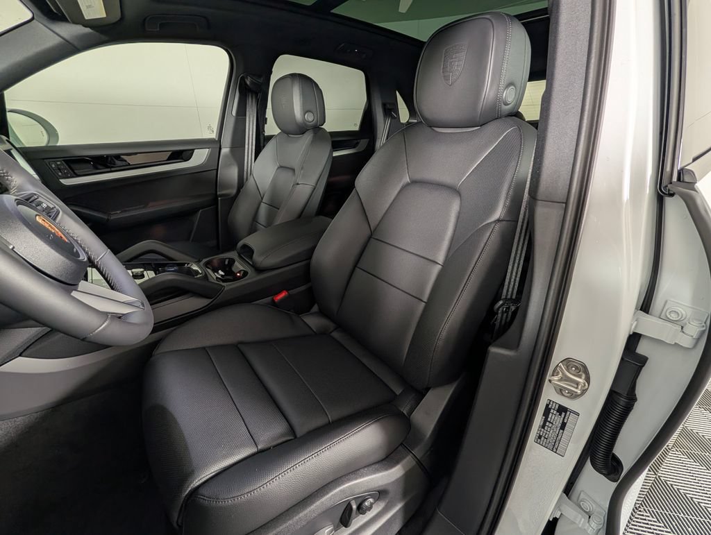 Certified 2026 Porsche Cayenne AWD/4WD image 5