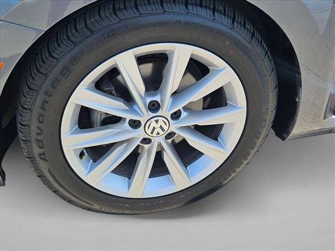 Used 2019 Volkswagen Beetle 2.0T SE FWD image 21