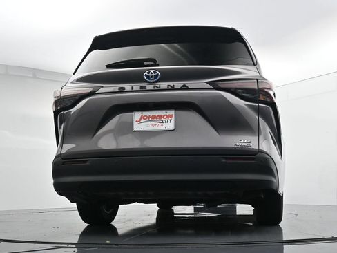 Used 2024 Toyota Sienna XLE FWD image 32