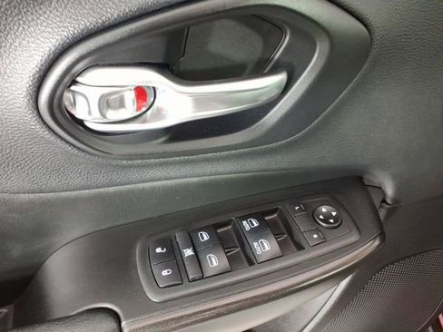 Used 2019 Jeep Cherokee Trailhawk w/ Cold Weather Group image 15