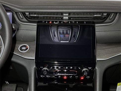 New 2025 Jeep Grand Cherokee Limited w/ Luxury Tech Group II image 8