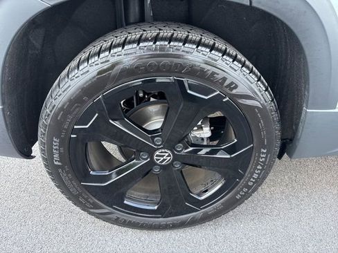 Certified 2025 Volkswagen Taos SE image 32