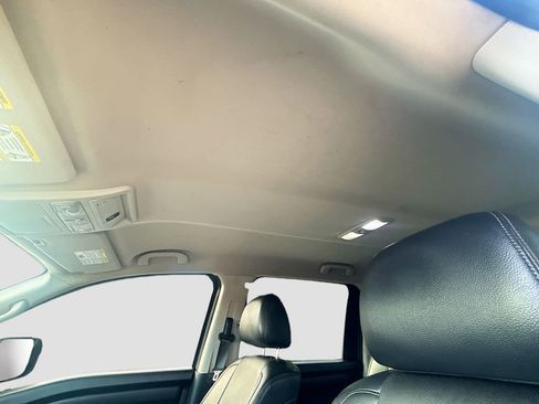 Used 2017 Nissan Titan SL image 23