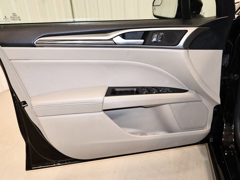 Certified 2017 Ford Fusion SE w/ Fusion SE Technology Package image 11