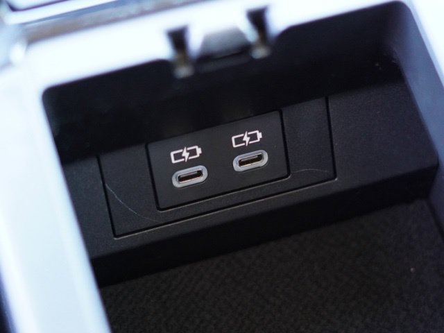 Certified 2025 Toyota Prius LE FWD image 32