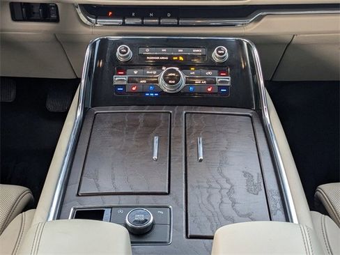 Used 2018 Lincoln Navigator Select image 22