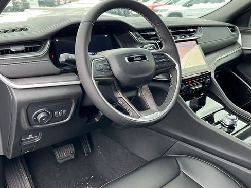 New 2025 Jeep Grand Cherokee Limited w/ Black Appearance Package image 17