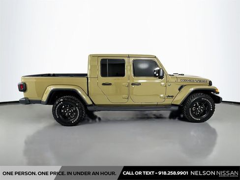 Used 2025 Jeep Gladiator Sport AWD/4WD image 4