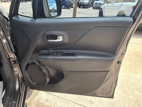 Used 2018 Jeep Renegade Altitude w/ Popular Equipment Group FWD image 18