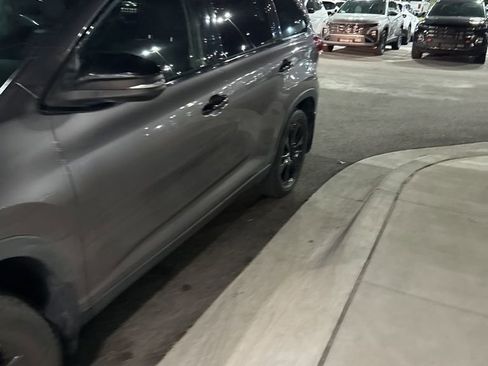 Used 2019 Toyota Highlander SE w/ Nightshade Edition image 4