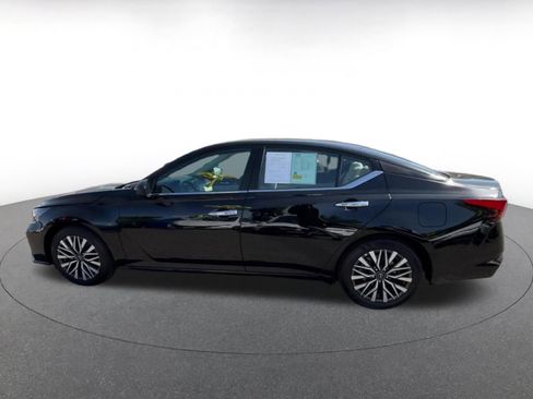 Used 2025 Nissan Altima 2.5 SV FWD image 9