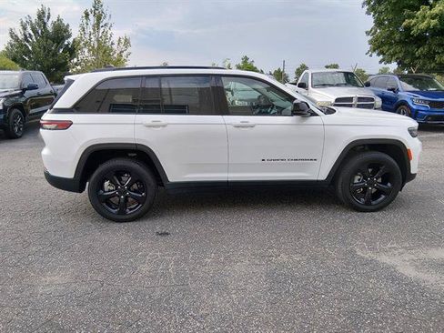 Certified 2023 Jeep Grand Cherokee Limited w/ Black Appearance Package AWD/4WD image 2